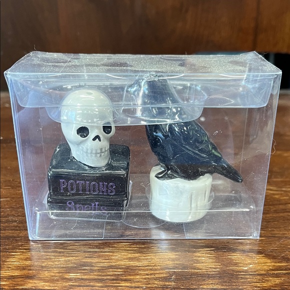 Skull and Raven salt and Pepper shaker set NWOT - Picture 1 of 4